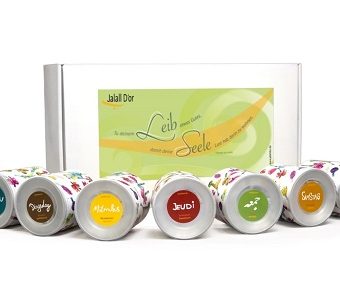Geschenkbox mit Trockenfrüchten gefüllt