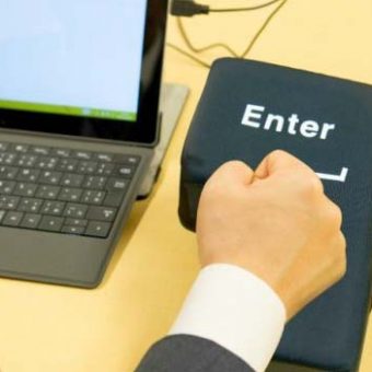 Mann haut auf Enter Taste
